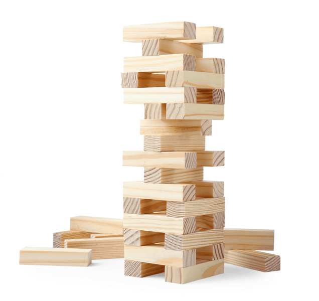 Jenga tower made of wooden blocks on white background. Tour de Jenga composée de blocs de bois sur fond blanc